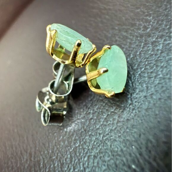 WOMEN’S GREEN GEMSTONE STUD EARRINGS – SILVER & GOLD MIXED METAL - Picture 4 of 17